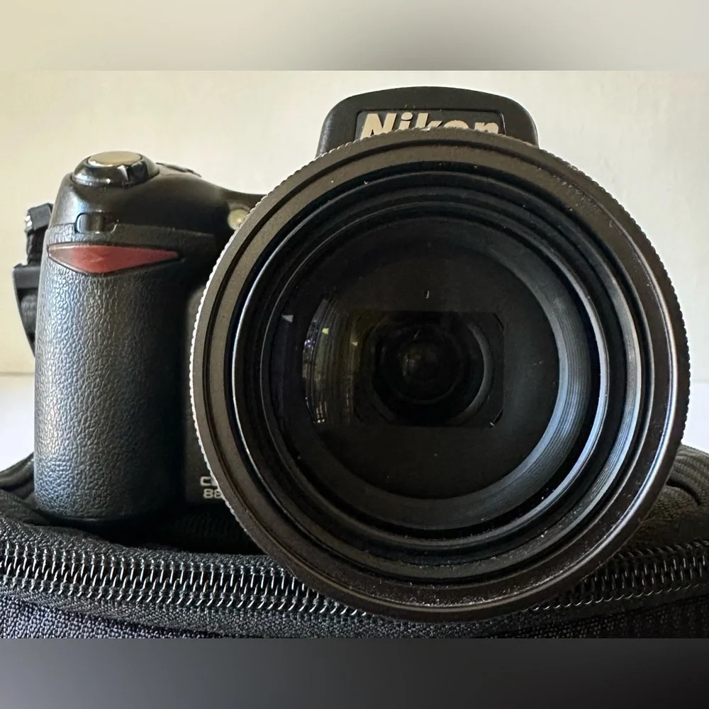 Nikon COOLPIX 8800 VR 8.0MP Digital Camera Black No Battery